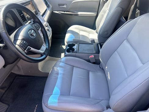 Used 2016 Toyota Sienna XLE Premium FWD image 5