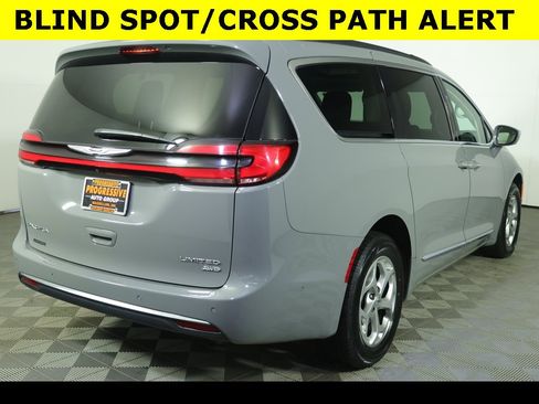 Used 2022 Chrysler Pacifica Limited image 15