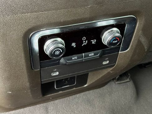 Used 2024 GMC Yukon XL SLT AWD/4WD image 23