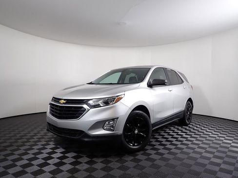 Used 2019 Chevrolet Equinox LS w/ LS Convenience Package image 2