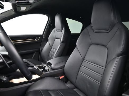 Used 2024 Porsche Cayenne Turbo GT image 5