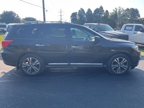 Used 2017 Nissan Pathfinder Platinum image 2