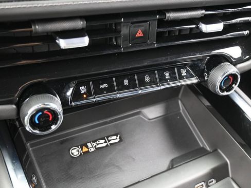 Used 2025 Chevrolet Suburban LT image 31