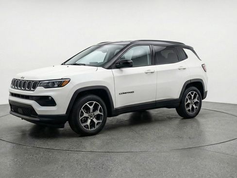 Used 2025 Jeep Compass Limited image 3