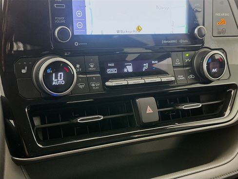 Used 2021 Toyota Highlander XLE FWD image 24