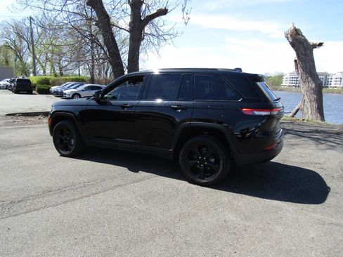 Used 2024 Jeep Grand Cherokee Limited w/ Black Appearance Package image 5