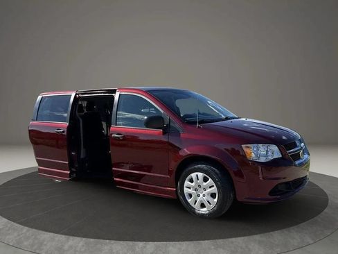 Used 2019 Dodge Grand Caravan SE w/ Power Convenience Group I FWD image 2