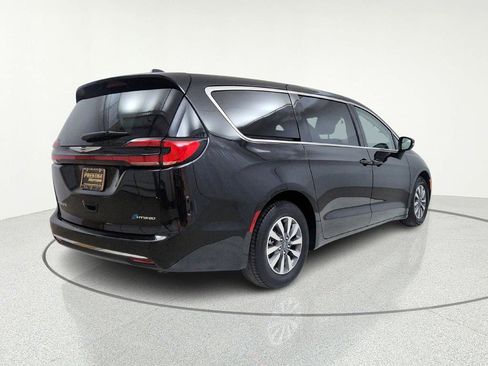 Used 2023 Chrysler Pacifica Touring-L image 8