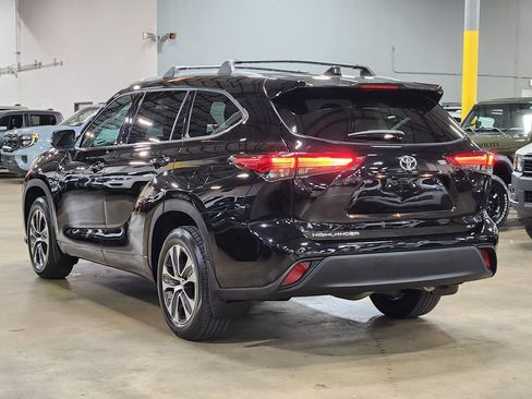 Used 2022 Toyota Highlander XLE FWD image 11