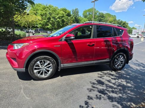 Used 2018 Toyota RAV4 LE AWD/4WD image 3