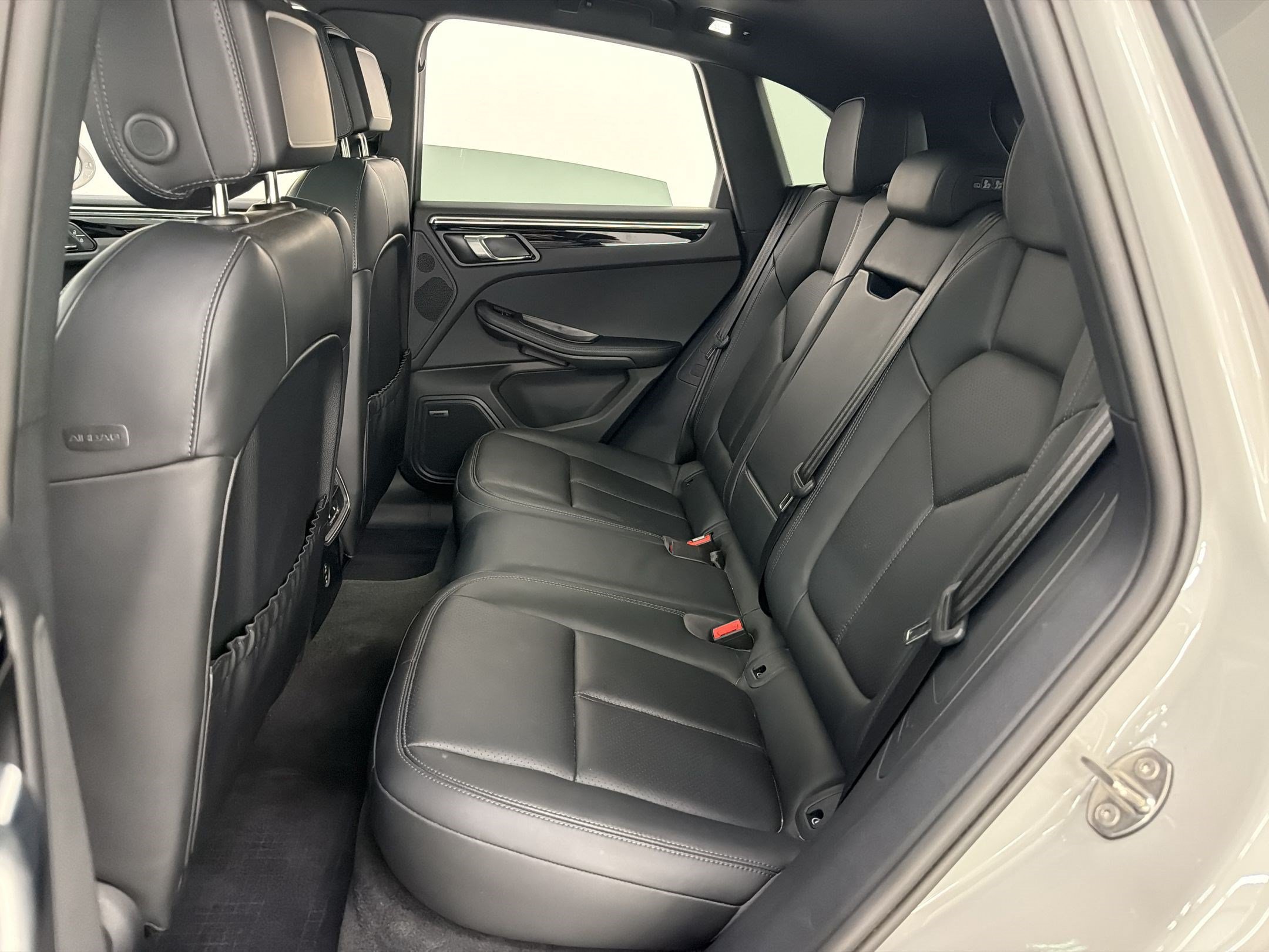 Used 2024 Porsche Macan AWD/4WD image 22