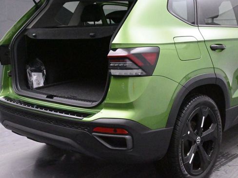 Certified 2025 Volkswagen Taos SE image 12