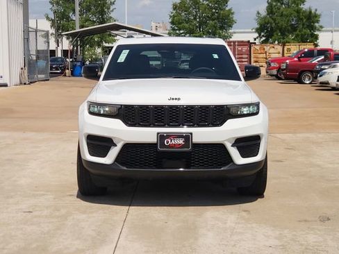 Used 2023 Jeep Grand Cherokee Altitude RWD image 2