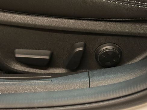 Used 2025 Genesis G70 2.5T image 23