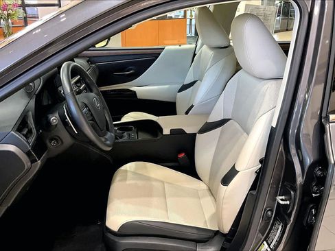 Used 2025 Lexus ES 300h w/ Premium Package image 7