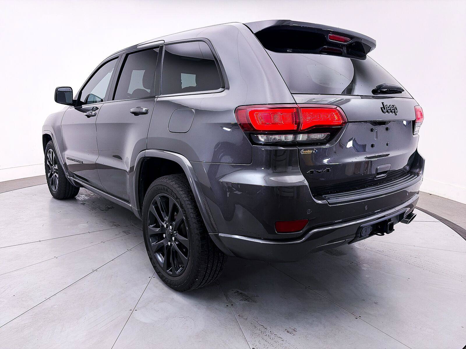 Used 2019 Jeep Grand Cherokee Altitude AWD/4WD image 10