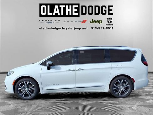 New 2026 Chrysler Pacifica Pinnacle image 18