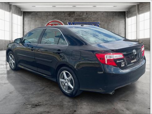 Used 2014 Toyota Camry SE w/ Leather Package FWD image 7