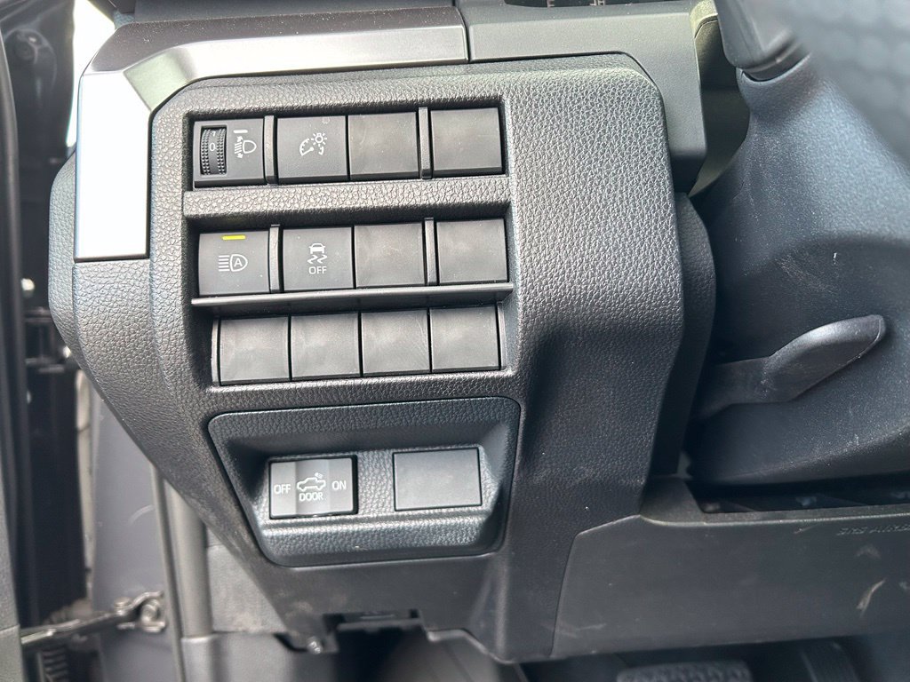 Used 2025 Toyota Tacoma SR5 AWD/4WD image 18