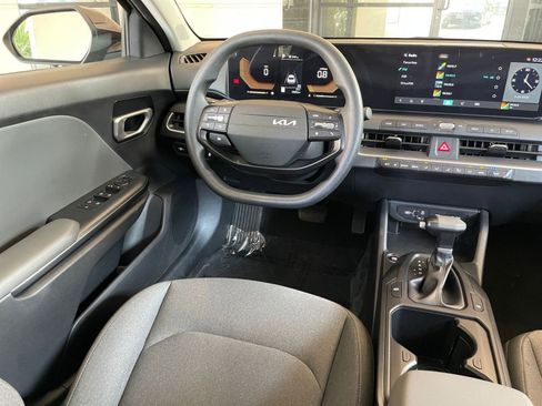Used 2025 Kia K4 LXS image 33