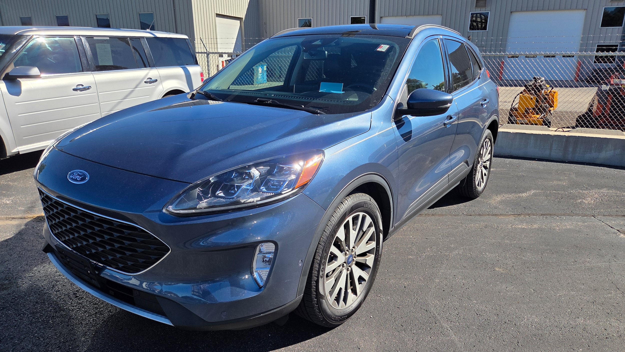 Used 2020 Ford Escape Titanium w/ Titanium Premium Package 2.0 AWD/4WD image 9