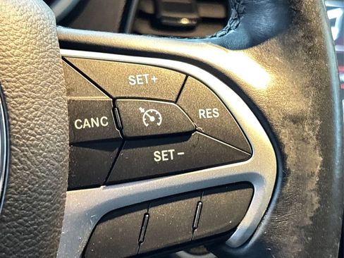 Used 2015 Dodge Challenger R/T Plus image 30