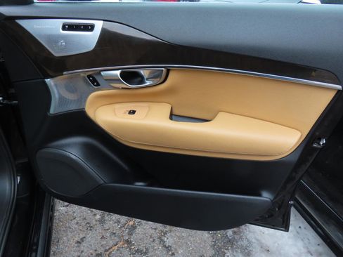 Used 2018 Volvo XC90 T6 Momentum w/ Convenience Package image 20