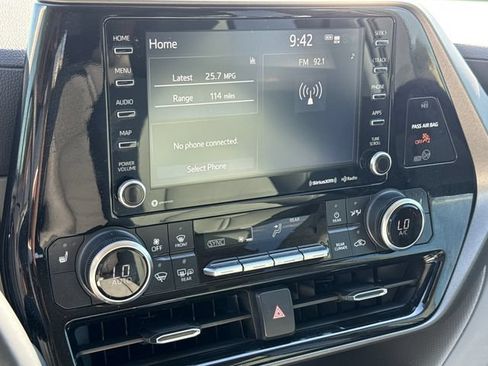 Used 2021 Toyota Highlander XLE AWD/4WD image 25