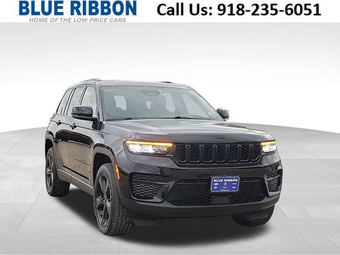 Used 2023 Jeep Grand Cherokee Altitude image 1