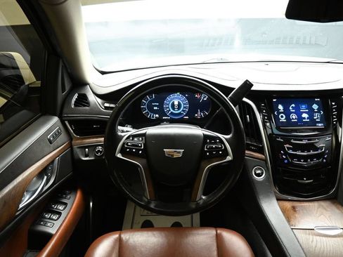 Used 2018 Cadillac Escalade Luxury AWD/4WD image 12