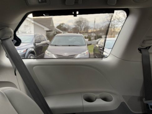 Used 2014 Toyota Sienna XLE image 23