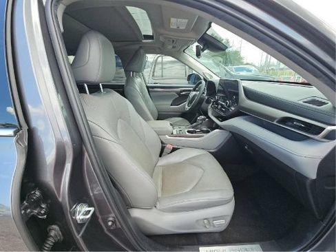 Used 2024 Toyota Highlander Limited FWD image 5