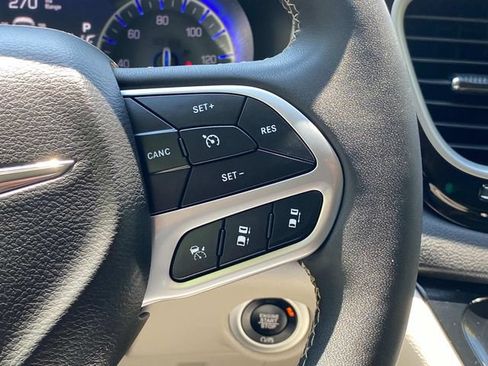 Used 2024 Chrysler Pacifica Touring-L FWD image 21