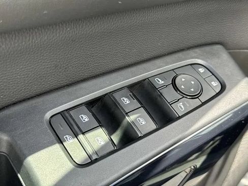 Used 2025 Nissan Pathfinder SV FWD image 33