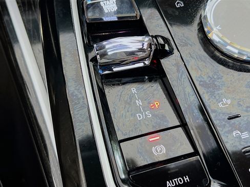 Used 2024 BMW 740i image 24