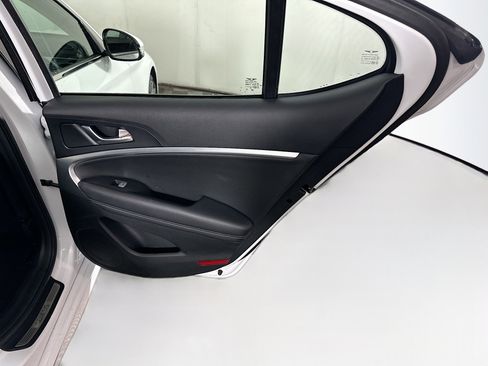 Used 2025 Genesis G70 2.5T image 29