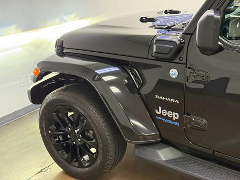 Used 2022 Jeep Wrangler Unlimited Sahara w/ Cold Weather Group AWD/4WD image 8