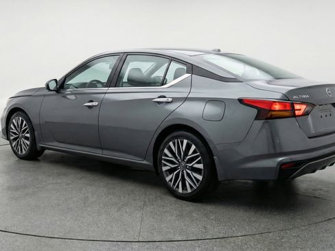 Used 2025 Nissan Altima 2.5 SV FWD image 6