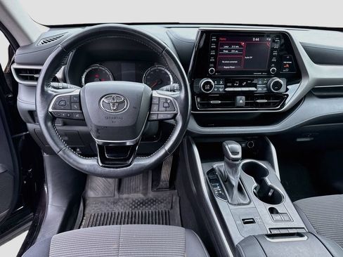Used 2020 Toyota Highlander LE FWD image 23
