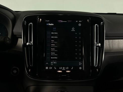 Used 2025 Volvo XC40 B5 Plus image 19