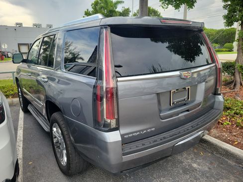 Used 2020 Cadillac Escalade 2WD image 3