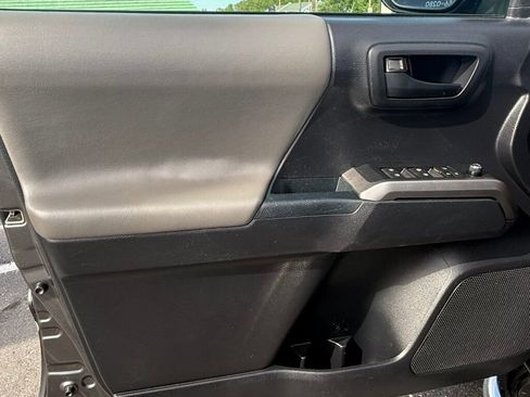 Used 2018 Toyota Tacoma SR5 RWD image 21
