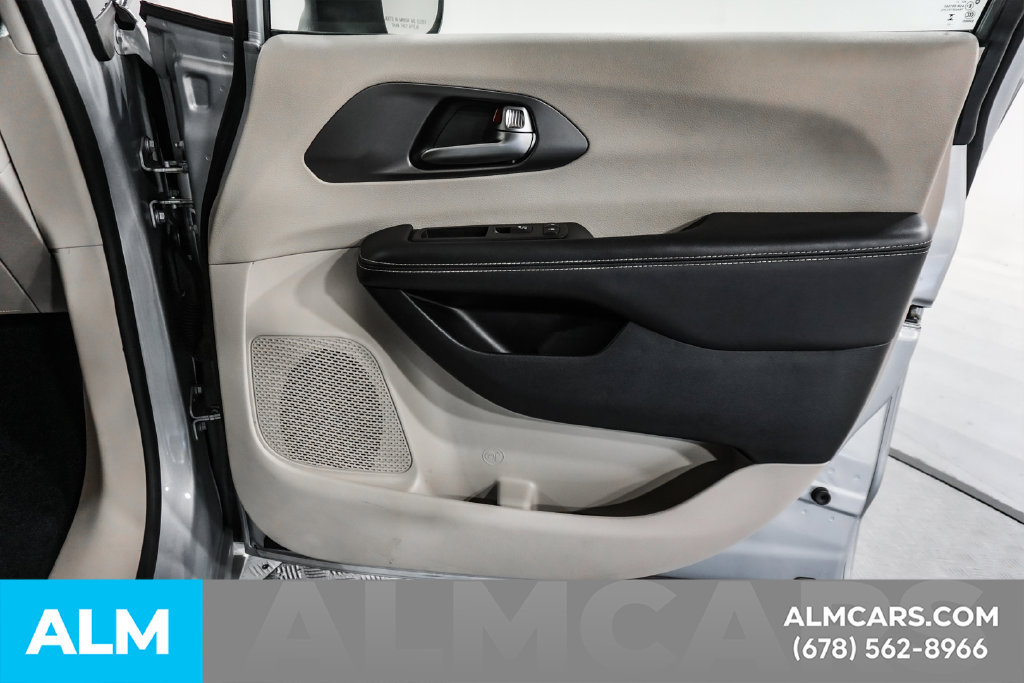Used 2023 Chrysler Pacifica Touring-L FWD image 41