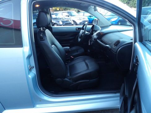 Used 2010 Volkswagen Beetle Coupe FWD image 6