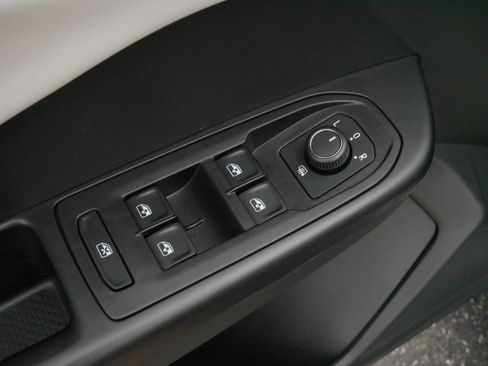 Certified 2025 Volkswagen Taos SE AWD/4WD image 19