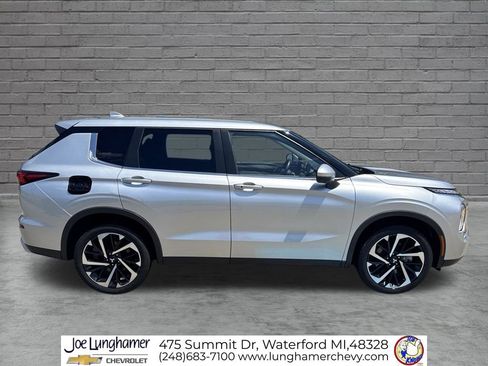 Used 2023 Mitsubishi Outlander SE FWD image 2
