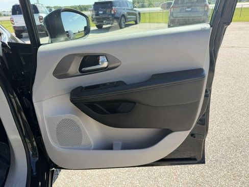 Used 2023 Chrysler Pacifica Touring-L FWD image 39