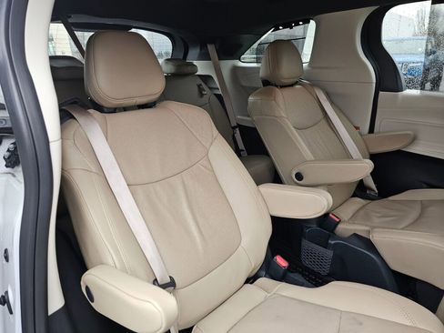 Used 2024 Toyota Sienna Limited image 16