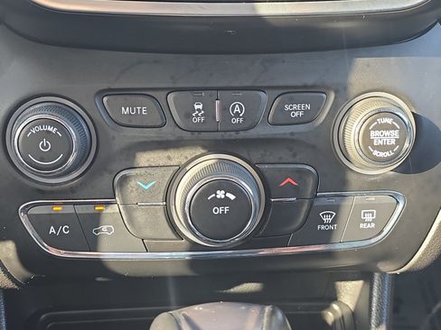 Used 2021 Jeep Cherokee Latitude Lux FWD image 17