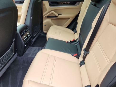 Used 2024 Porsche Cayenne Coupe image 5